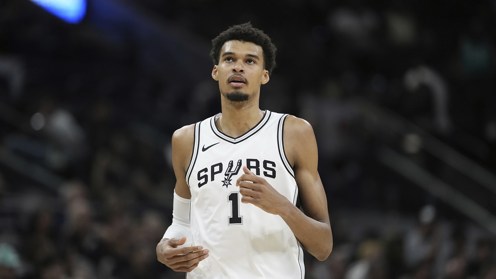 包含赛后圣安东尼奥马刺调整名单以备NBA季后赛，队长鼓劲环节打磨，质疑声仍在，数据趋势出现新变化的词条