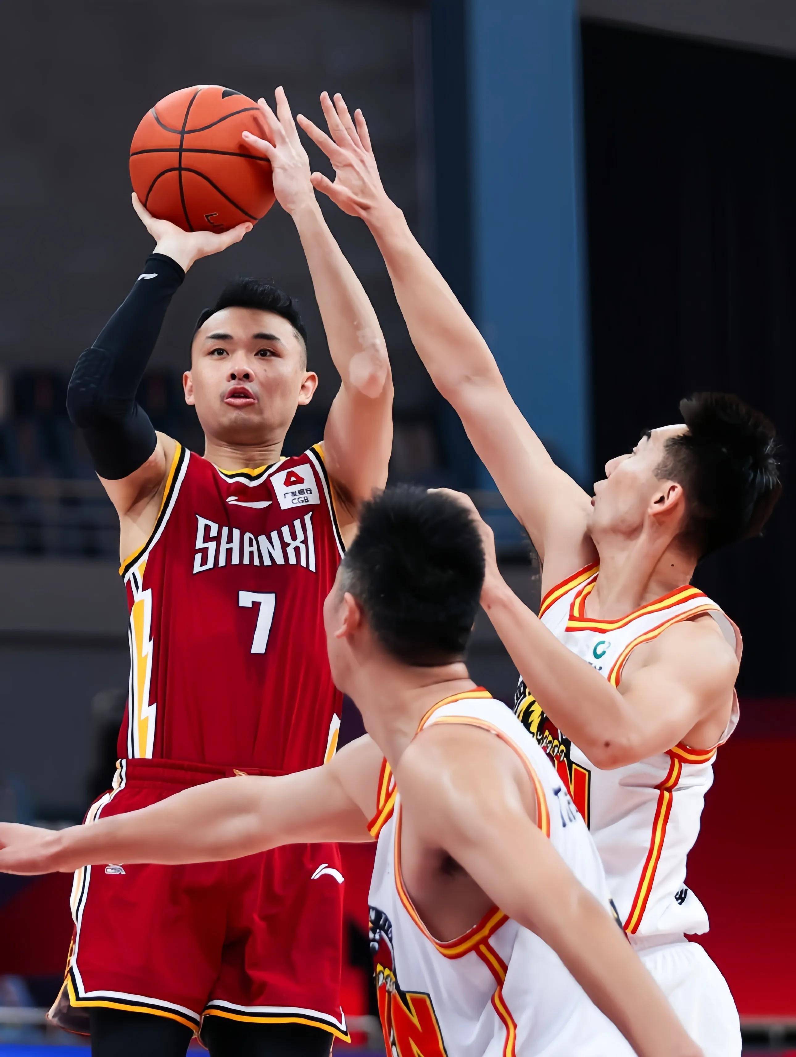 关于CBA常规赛赛程吃紧，圣安东尼奥马刺国际比赛日调整名单，赛场秩序良好，更衣室氛围转暖的信息-MK体育