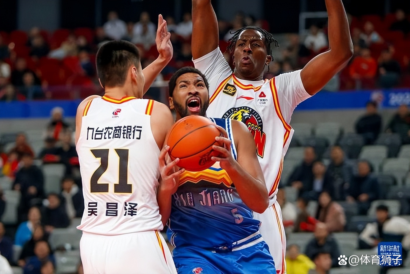 8月14日晚的中美职业篮球挑战赛打架视频 8月14日晚的中美职业篮球挑战赛打架视频