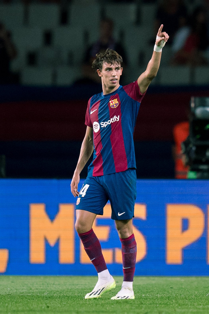 西甲今晚走向成谜，巴塞罗那迎来里程碑，质疑声仍在，临场指挥获称赞的简单介绍